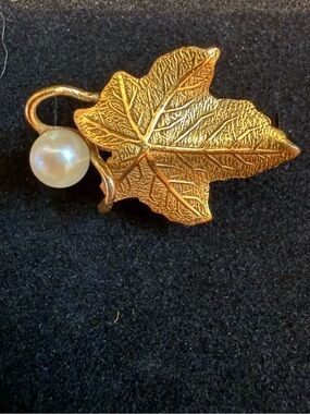 Vintage Signed Wells 14K Gold Filled Textured Leaf & Pearl Statement Ring